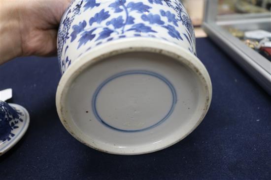 A 19th century Chinese blue and white vase and cover, decorated with dragons height 20cm